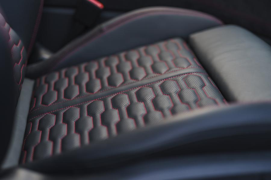 Детали интерьера Audi RS6 Avant (C8) 2020 года  (UK) (фото 143 из 150)